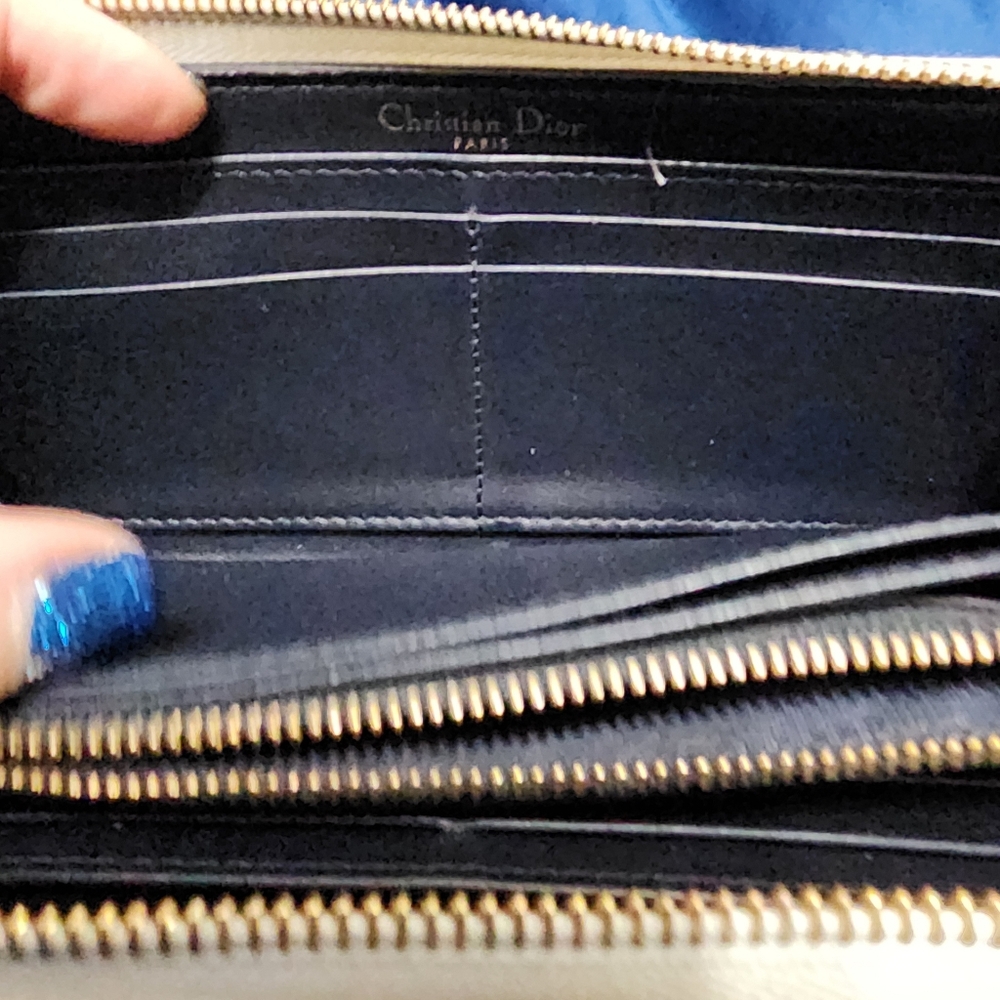 DIOR VIBE VOYAGEUR ZIP AROUND WALLET EUC comes with dustbag - Picture 5 of 10